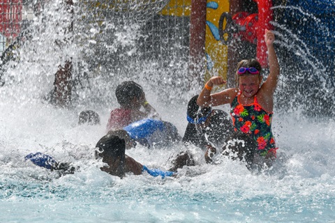 Kids Playing at Bob Makinson Aquatic Center
